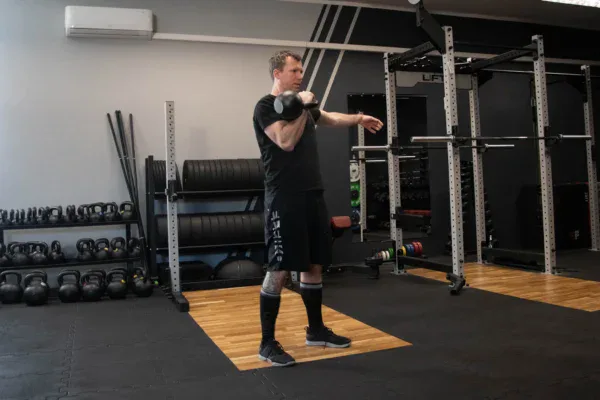 zarzut z kettlebell