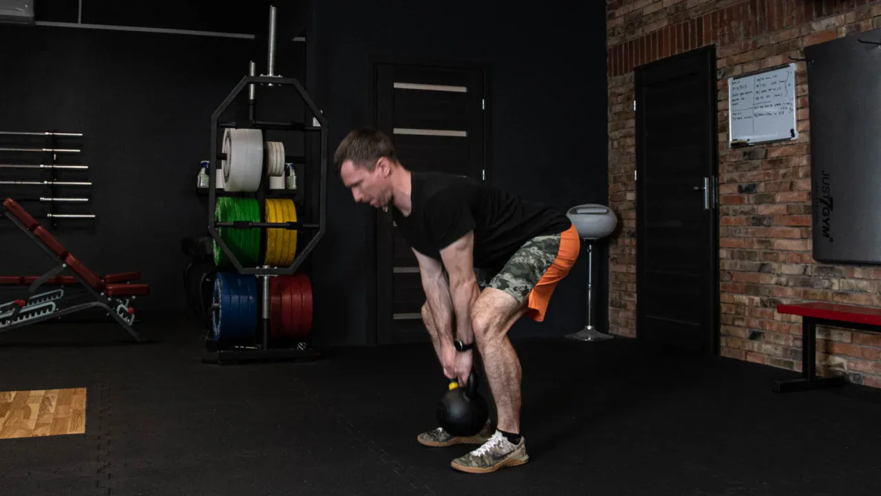 martwy ciąg z kettlebell
