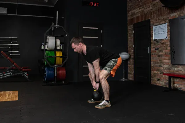 martwy ciąg z kettlebell